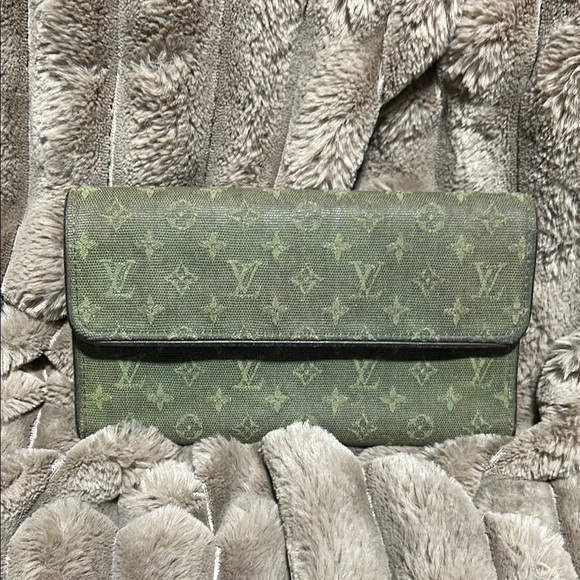 Louis Vuitton Green Satchel with Quilted Design/with Wallet - Picture 12 of 16